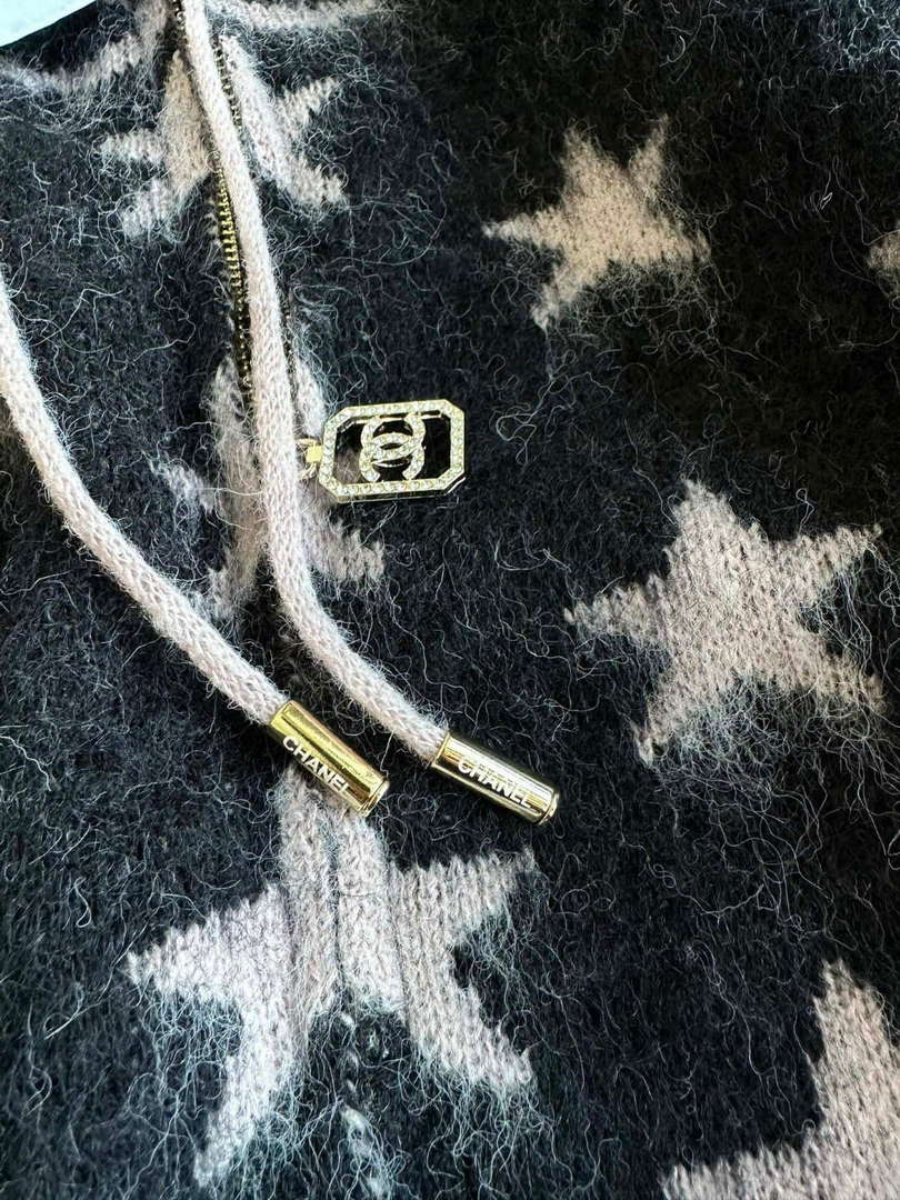 Chanel Women's Fashion Clothing Sweater CC69146