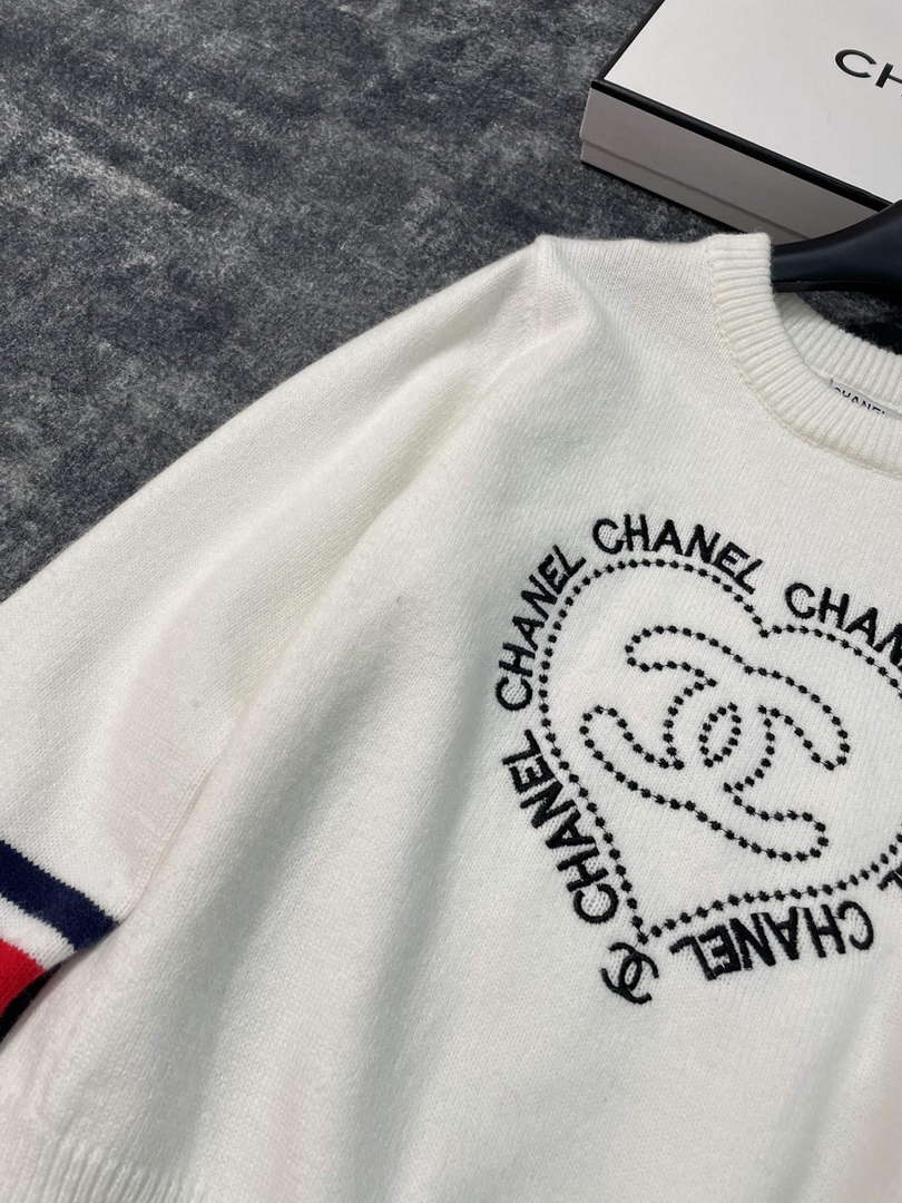 Chanel Women's Fashion Clothing Sweater CC69150