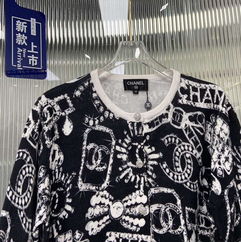 Chanel Women's Fashion Clothing Sweater CC69151