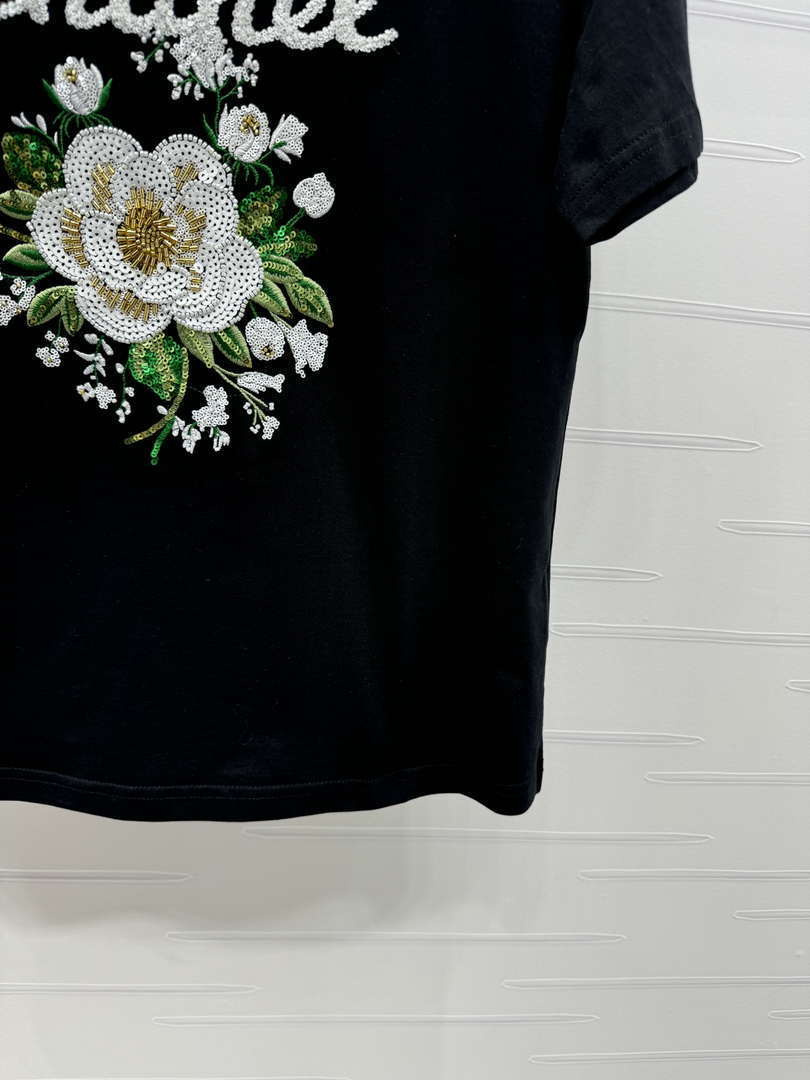Chanel Women's Fashion T-shirt C81002