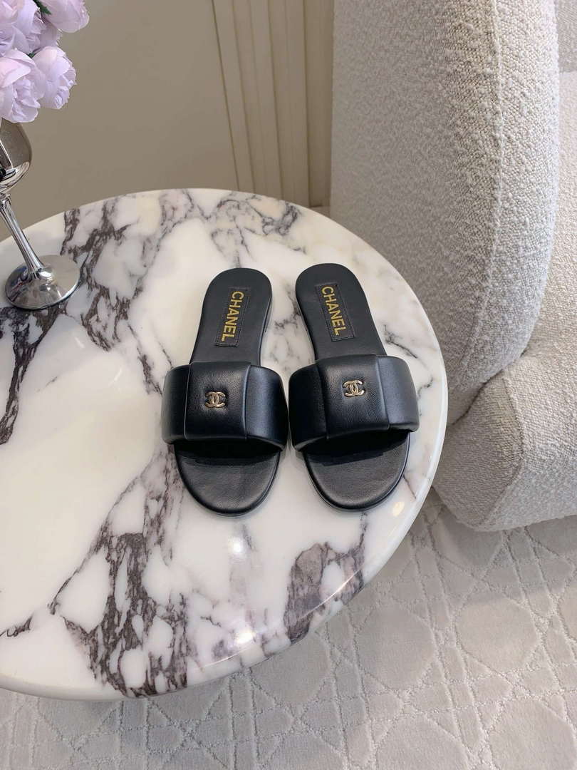 Chanel Women's New Flat Bottom Slippers Fashion Shoes C93444