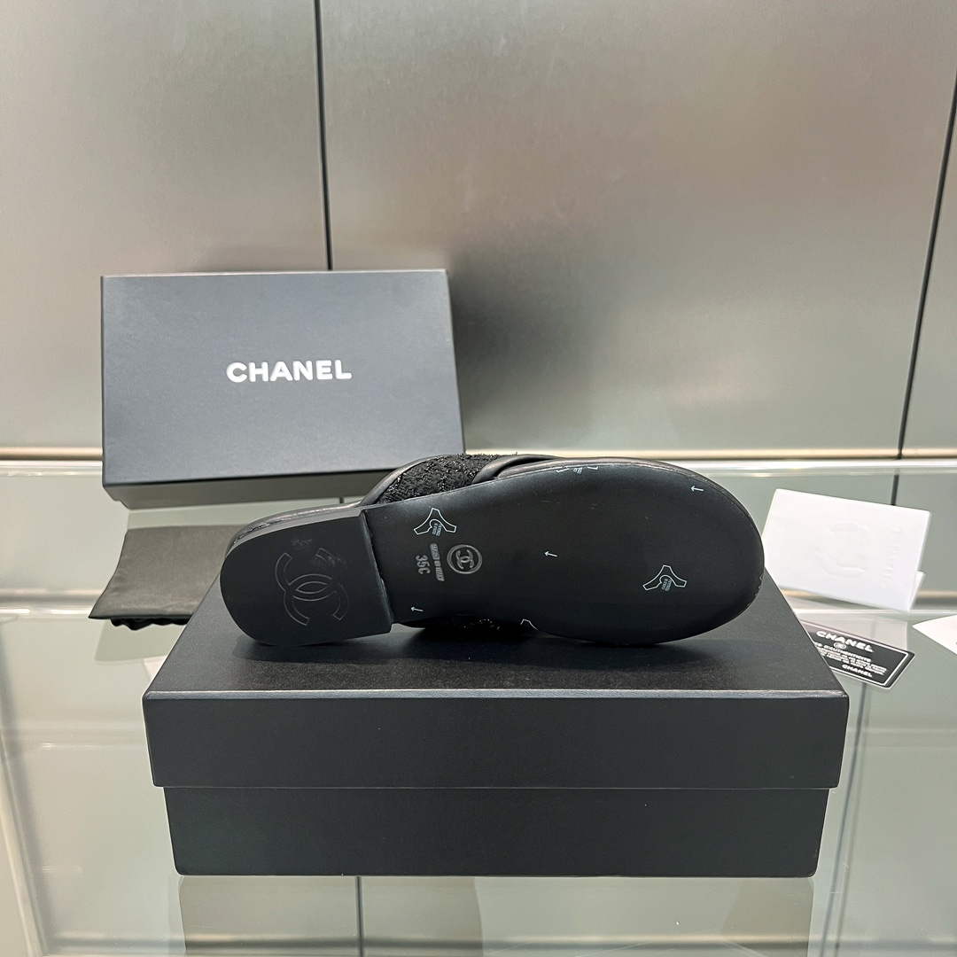 Chanel Women's Rhombus Slippers C91606