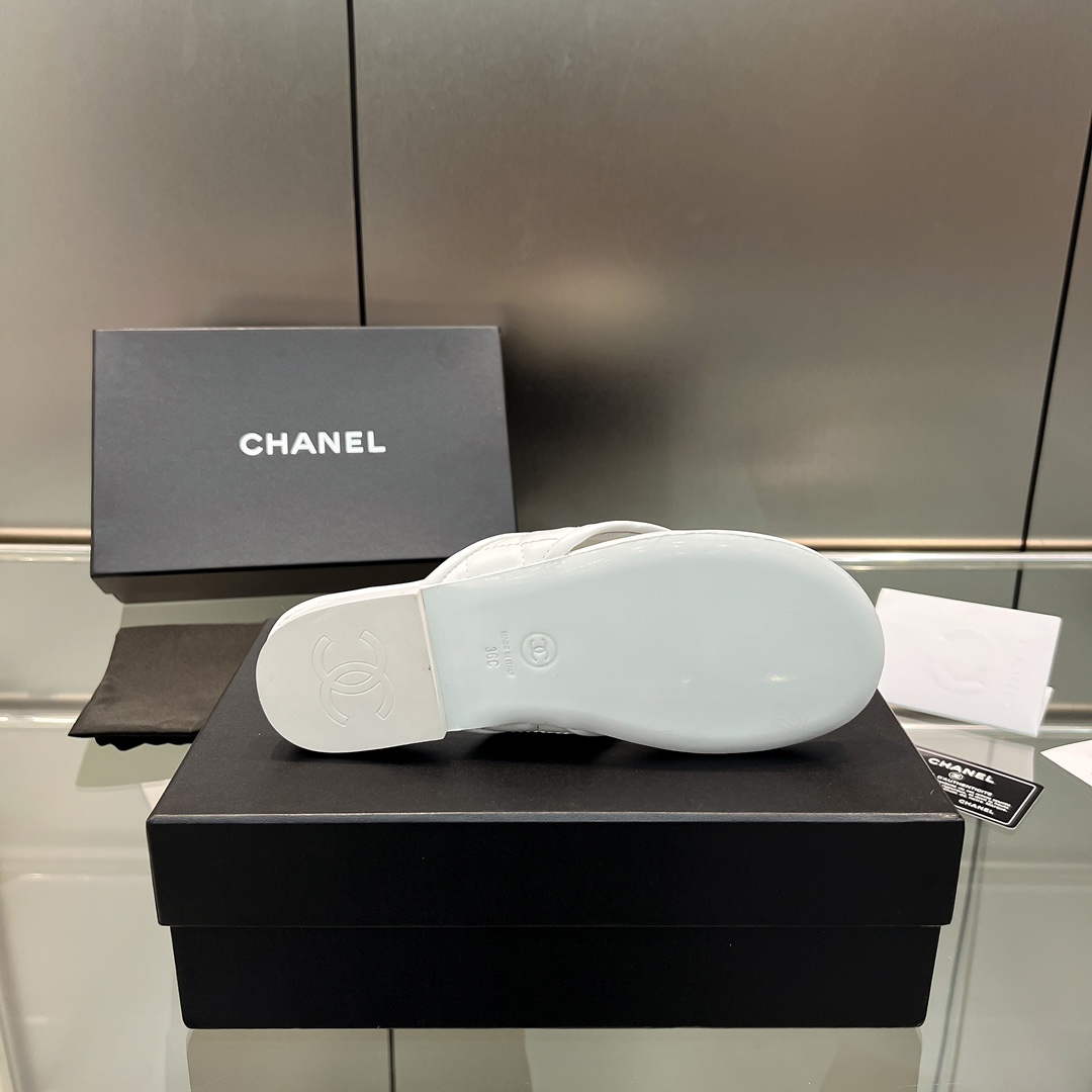 Chanel Women's Rhombus Slippers C91608