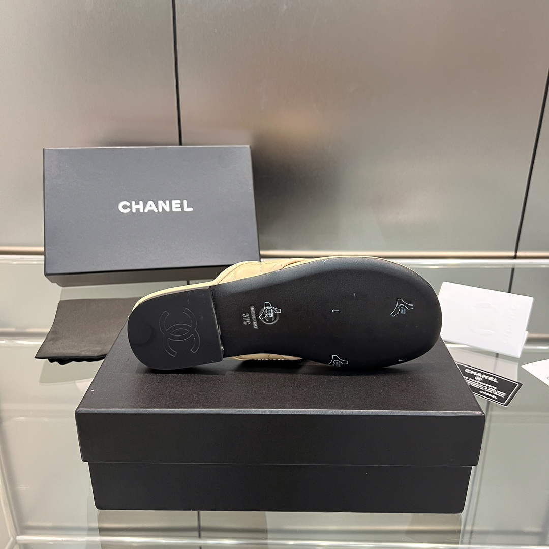 Chanel Women's Rhombus Slippers C91610