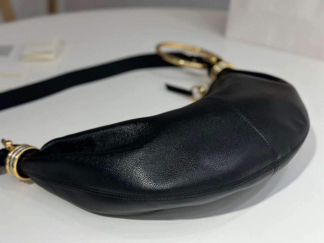 Chlo¨¦ CHC24AS611N72001 Small Bracelet Hobo bag in grained leather Black
