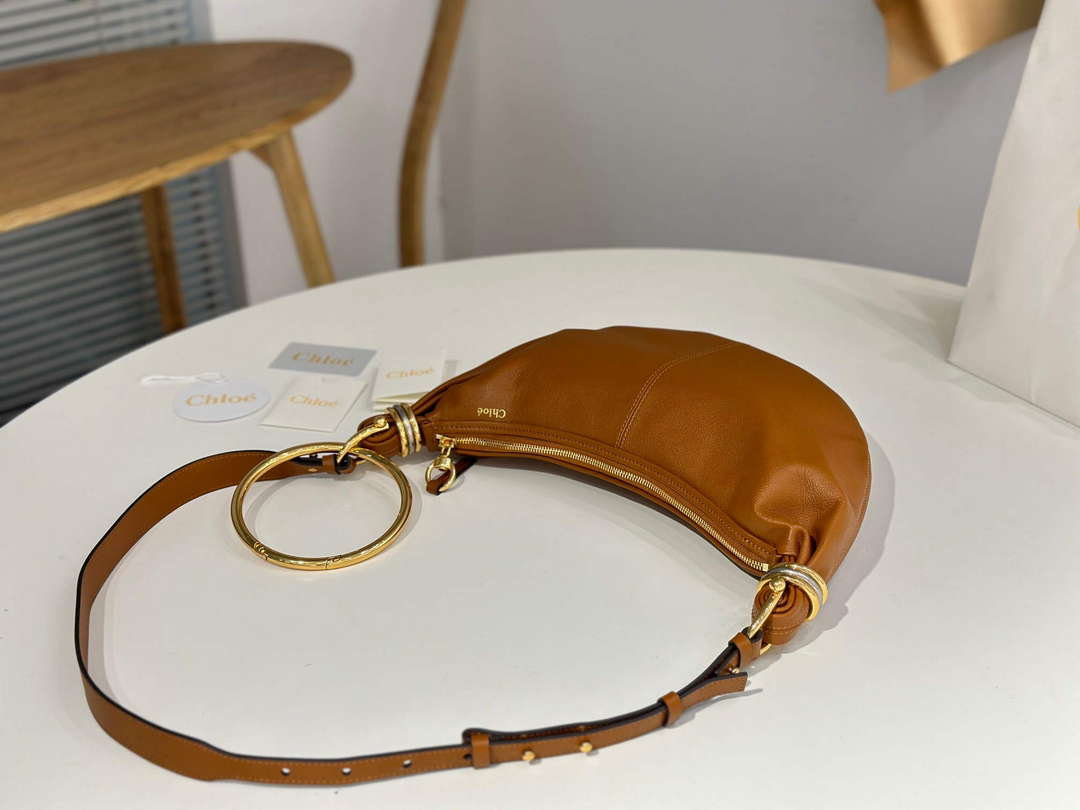 Chlo¨¦ CHC24AS611N7226M Small Bracelet Hobo bag in grained leather Clay Brown