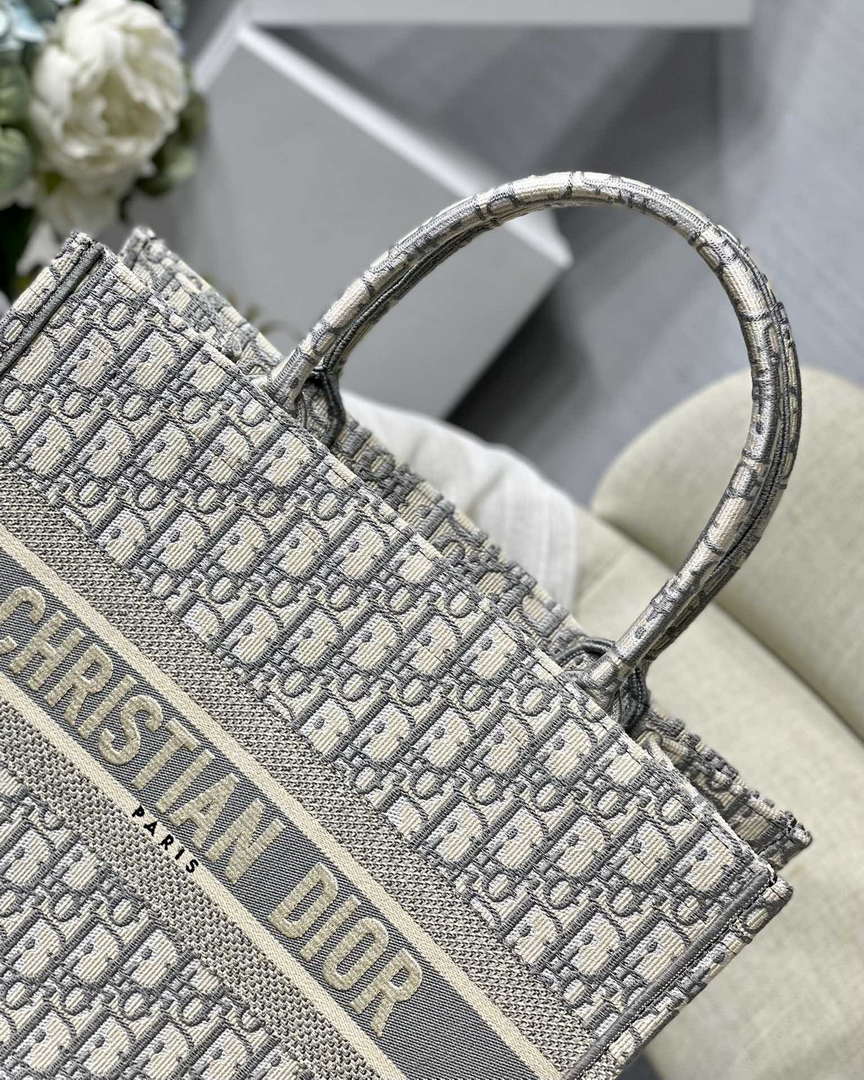 Dior Book Tote M1296 Medium Beige Dior Oblique Embroidery M0082