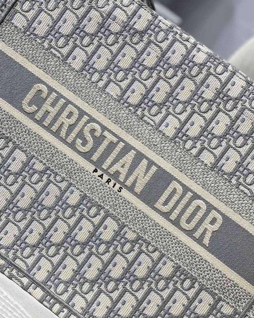 Dior Book Tote M1296 Medium Beige Dior Oblique Embroidery M0082