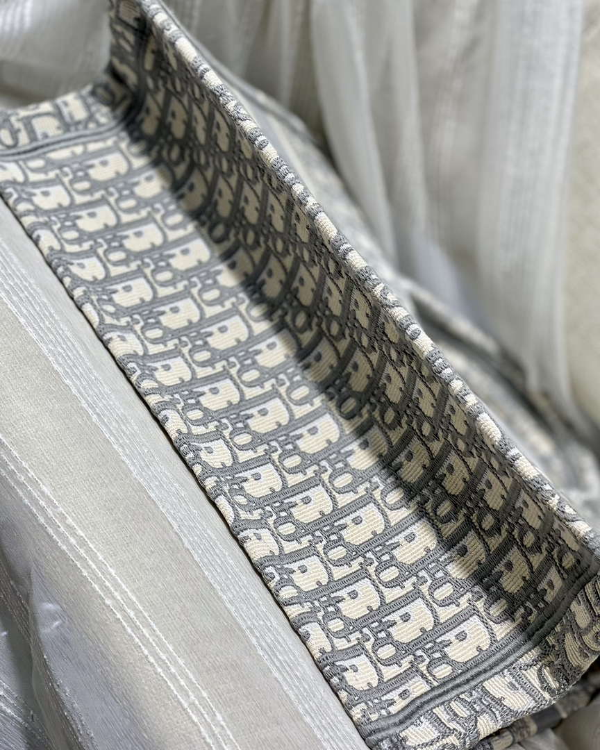 Dior Book Tote M1296 Medium Beige Dior Oblique Embroidery M0082