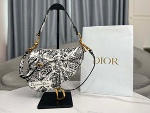 Dior M0455 Saddle Bag With Strap Ultramatte Calfskin White & Black - Default Title - View 1