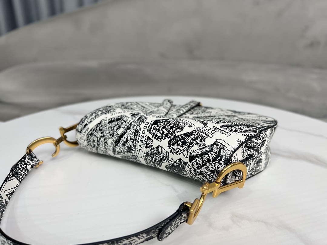 Dior M0455 Saddle Bag With Strap Ultramatte Calfskin White & Black - Default Title - View 4
