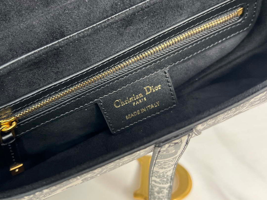 Dior M0455 Saddle Bag With Strap Ultramatte Calfskin White & Black