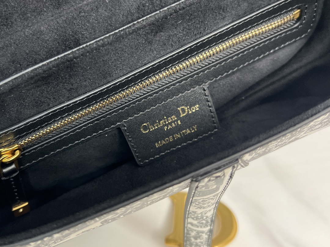 Dior M0455 Saddle Bag With Strap Ultramatte Calfskin White & Black - Default Title - View 9