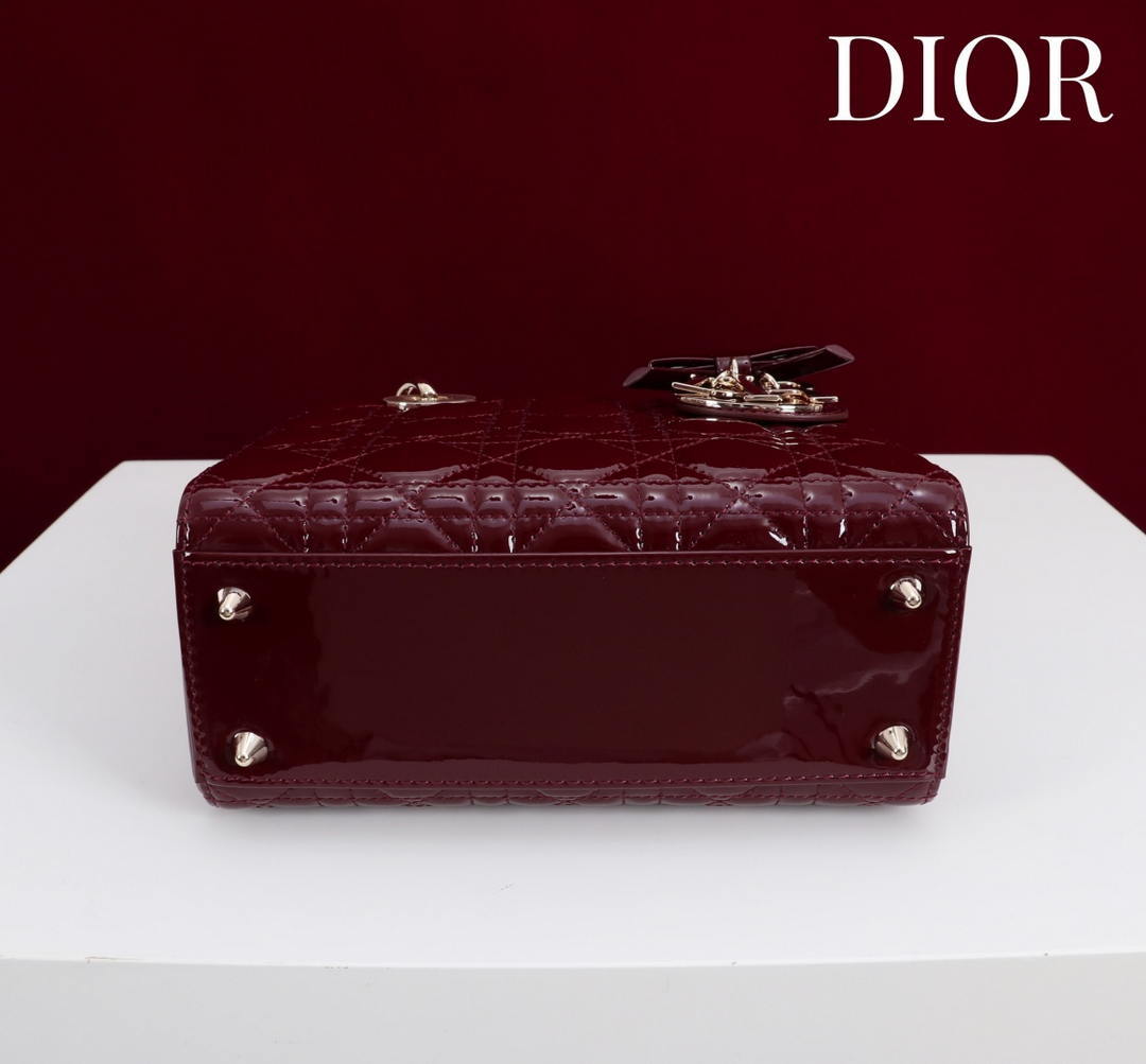 Dior M0531OUQA_M030 Small Lady Dior Bag with patent leather Wine Red
