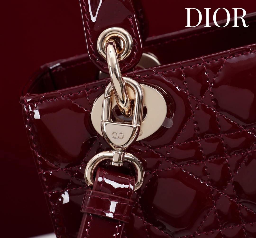 Dior M0531OUQA_M030 Small Lady Dior Bag with patent leather Wine Red