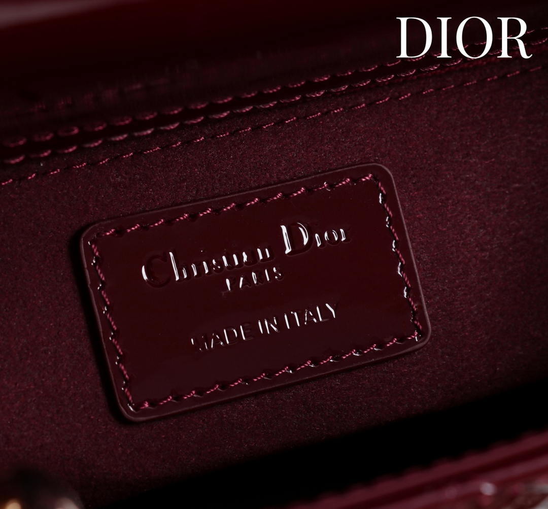 Dior M0531OUQA_M030 Small Lady Dior Bag with patent leather Wine Red
