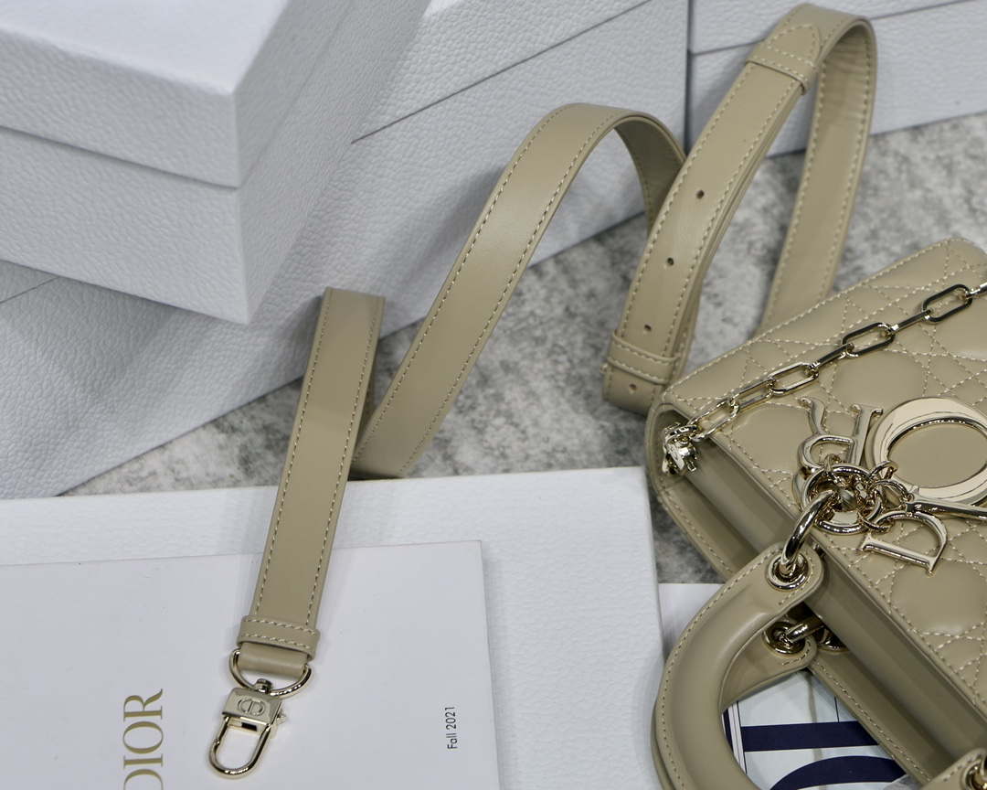 Dior M0540 Medium Lady D-Joy Bag Sand-Colored Cannage Lambskin With Heart Motif