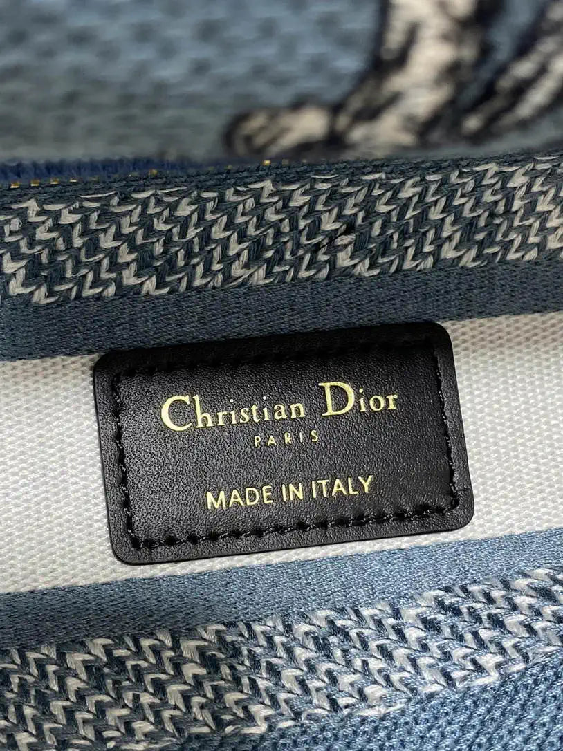 Dior M0565 Medium Lady D-Lite Exquisite Embroidery M1101