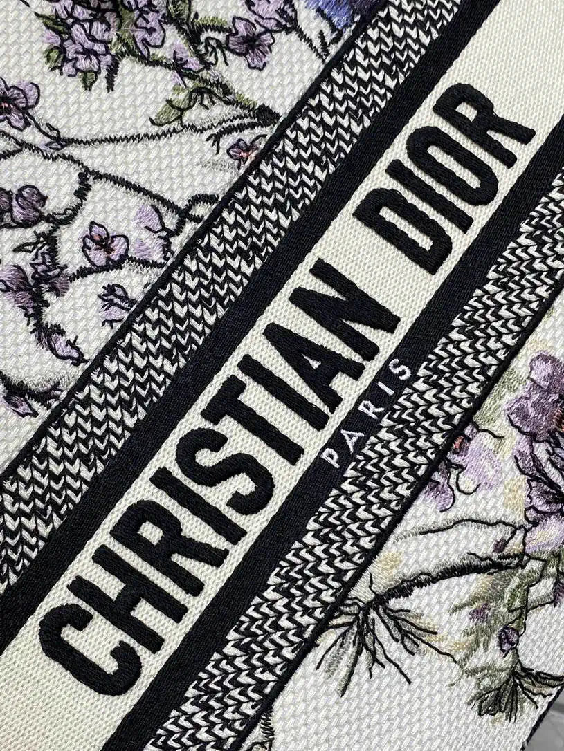 Dior M0565 Medium Lady D-Lite Exquisite Embroidery M1100