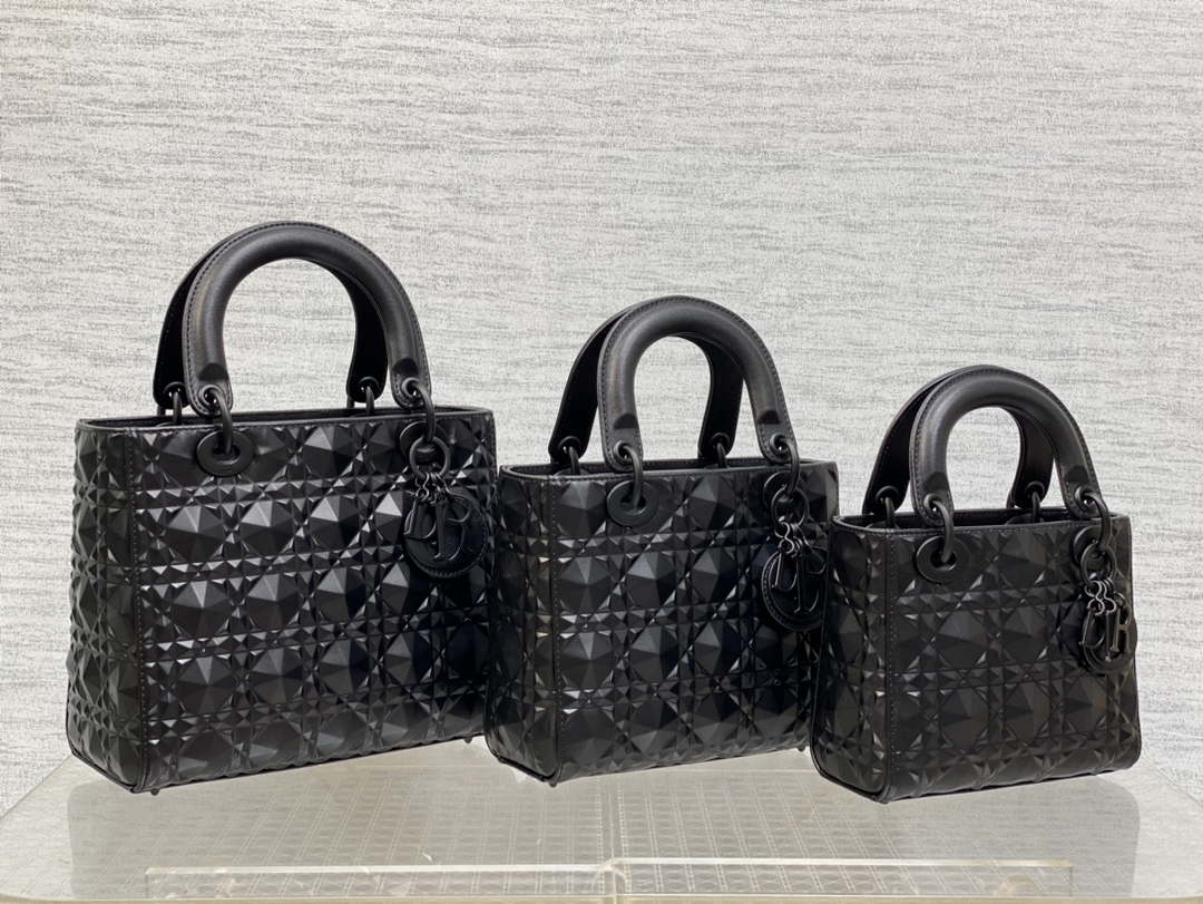 Dior M0565 Medium Lady Dior Bag  Black Cannage Calfskin with Diamond Motif