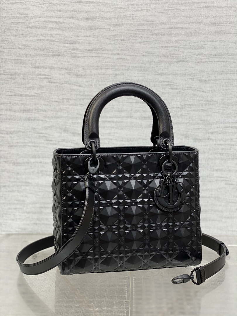 Dior M0565 Medium Lady Dior Bag  Black Cannage Calfskin with Diamond Motif