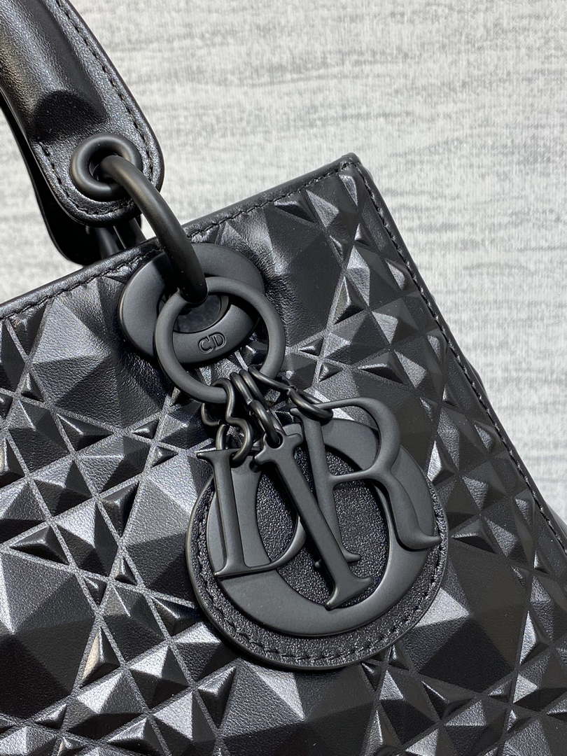 Dior M0565 Medium Lady Dior Bag  Black Cannage Calfskin with Diamond Motif