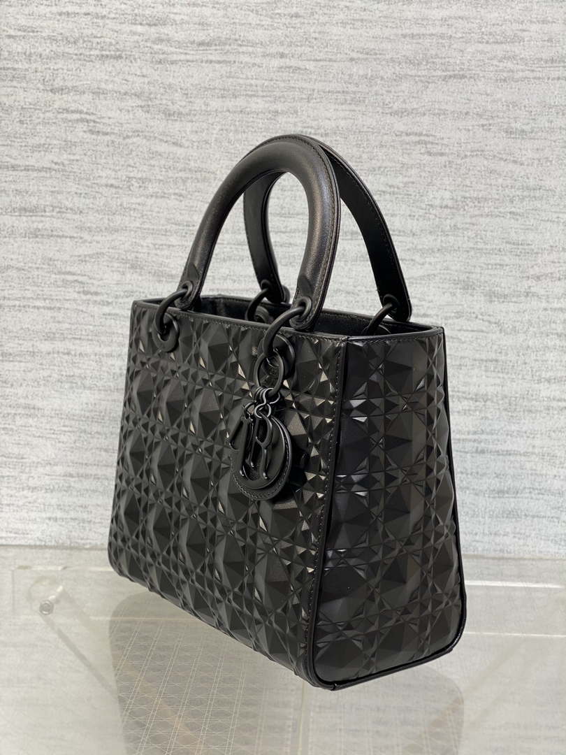 Dior M0565 Medium Lady Dior Bag  Black Cannage Calfskin with Diamond Motif