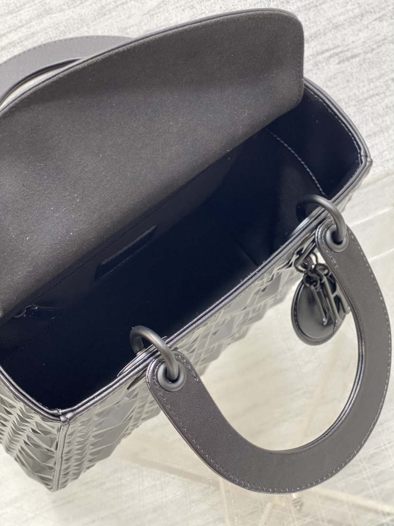 Dior M0565 Medium Lady Dior Bag  Black Cannage Calfskin with Diamond Motif