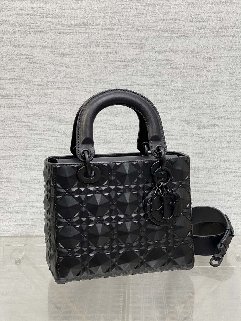 Dior M0565 Medium Lady Dior Bag  Black Cannage Calfskin with Diamond Motif