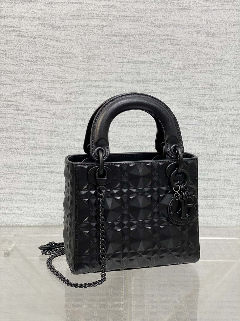 Dior M0565 Medium Lady Dior Bag  Black Cannage Calfskin with Diamond Motif