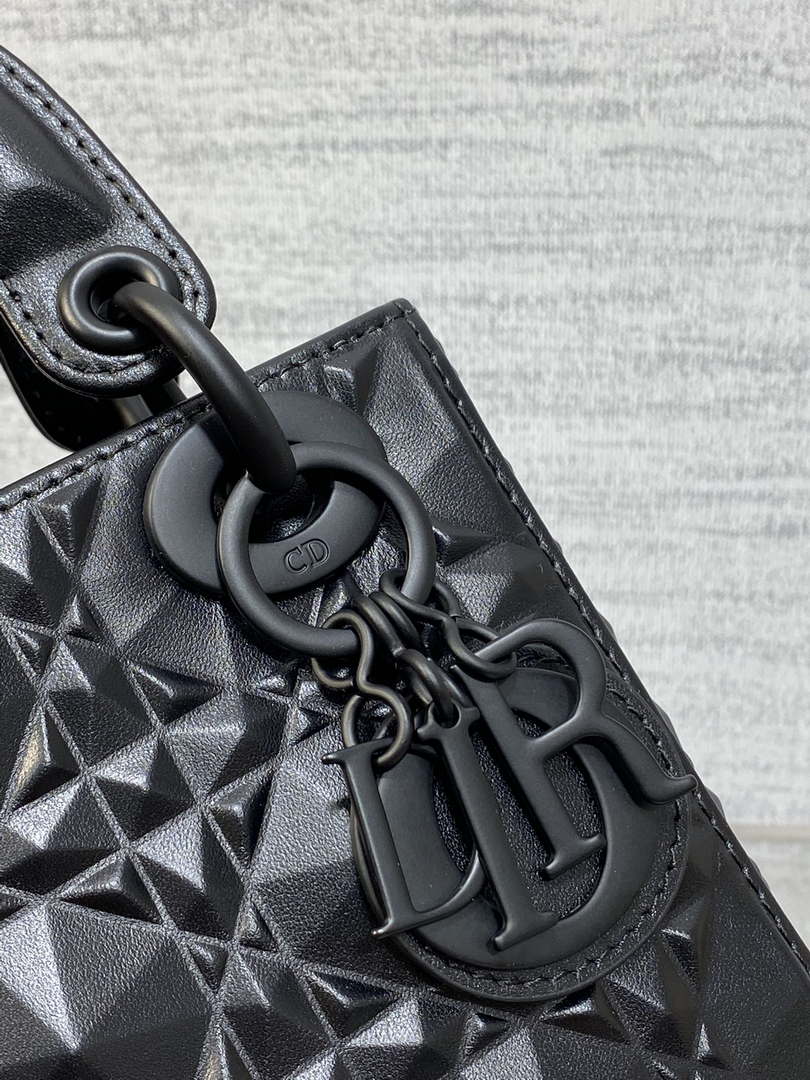 Dior M0565 Medium Lady Dior Bag  Black Cannage Calfskin with Diamond Motif