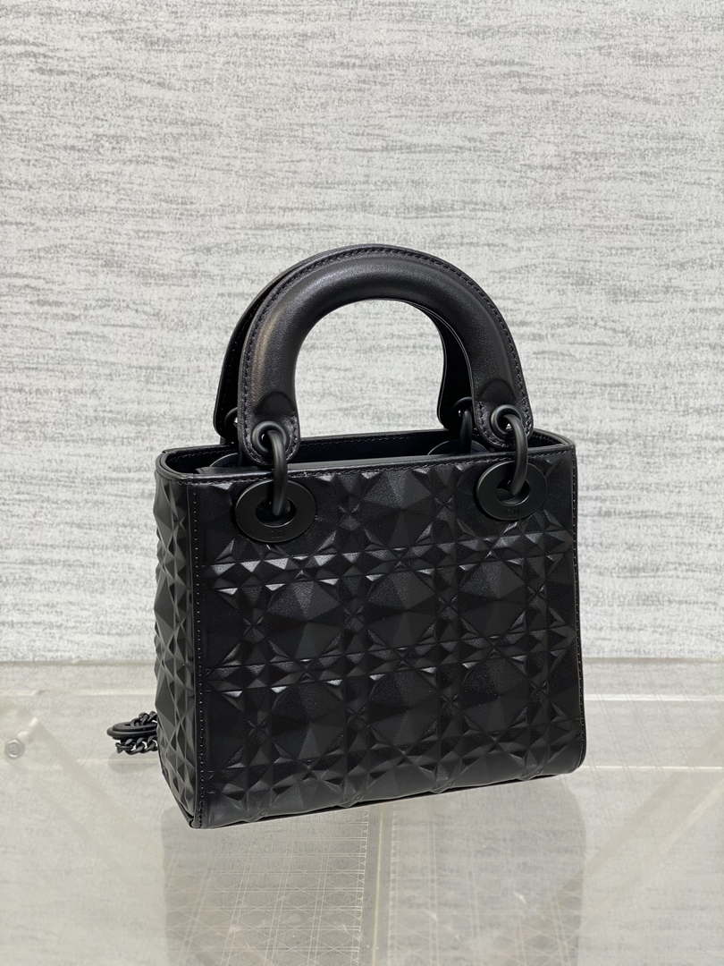 Dior M0565 Medium Lady Dior Bag  Black Cannage Calfskin with Diamond Motif