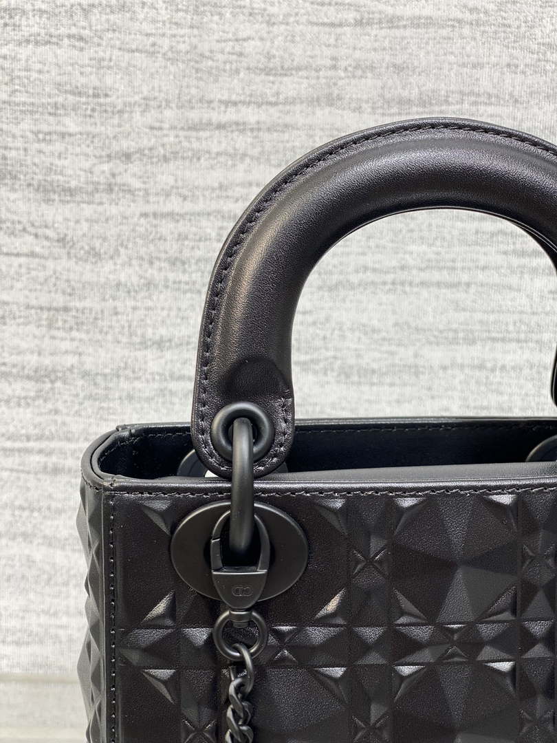 Dior M0565 Medium Lady Dior Bag  Black Cannage Calfskin with Diamond Motif
