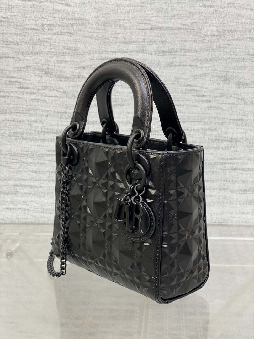 Dior M0565 Medium Lady Dior Bag  Black Cannage Calfskin with Diamond Motif
