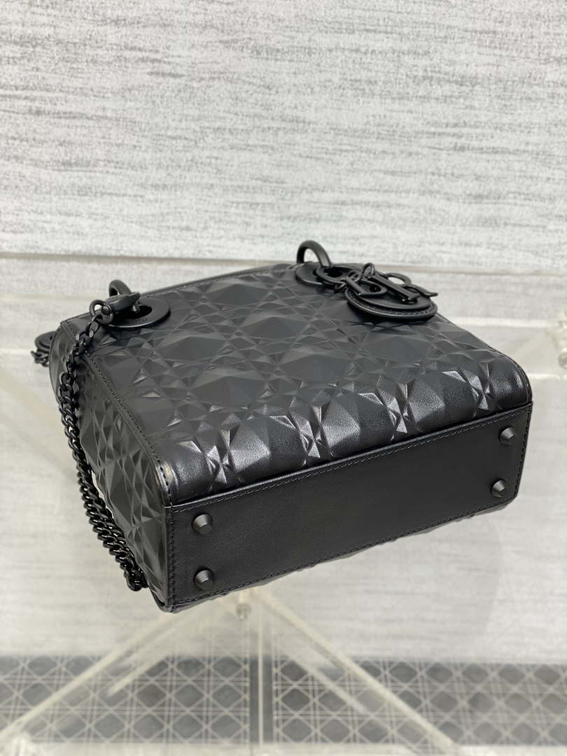 Dior M0565 Medium Lady Dior Bag  Black Cannage Calfskin with Diamond Motif