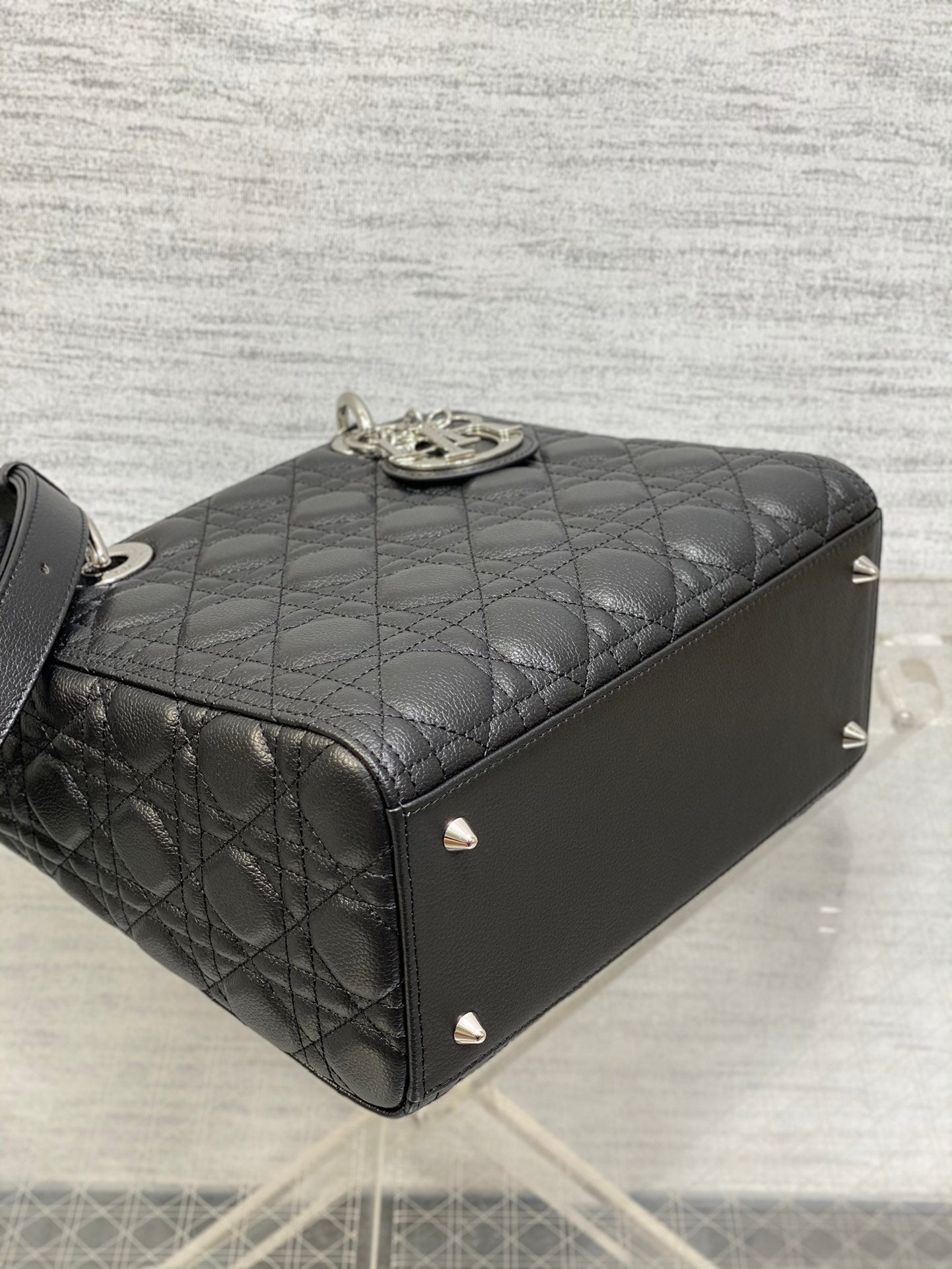 Dior M0565 Medium Lady Dior Bag Black Grained Cannage Calfskin Silver