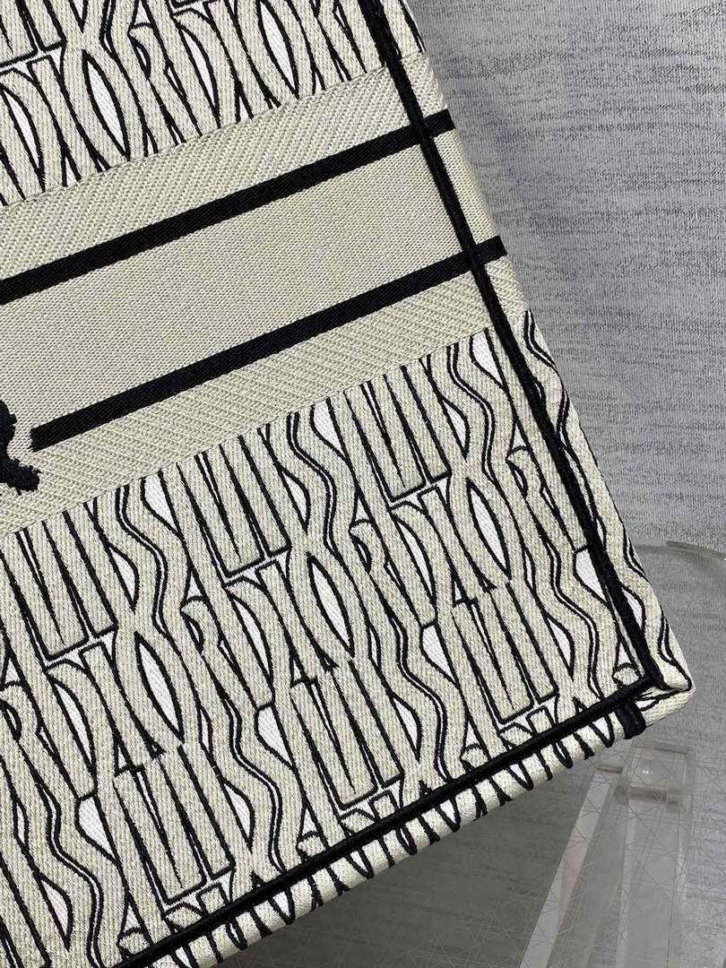 Dior M1286 Large Book Tote White and Black Miss Dior Alloverr M1120