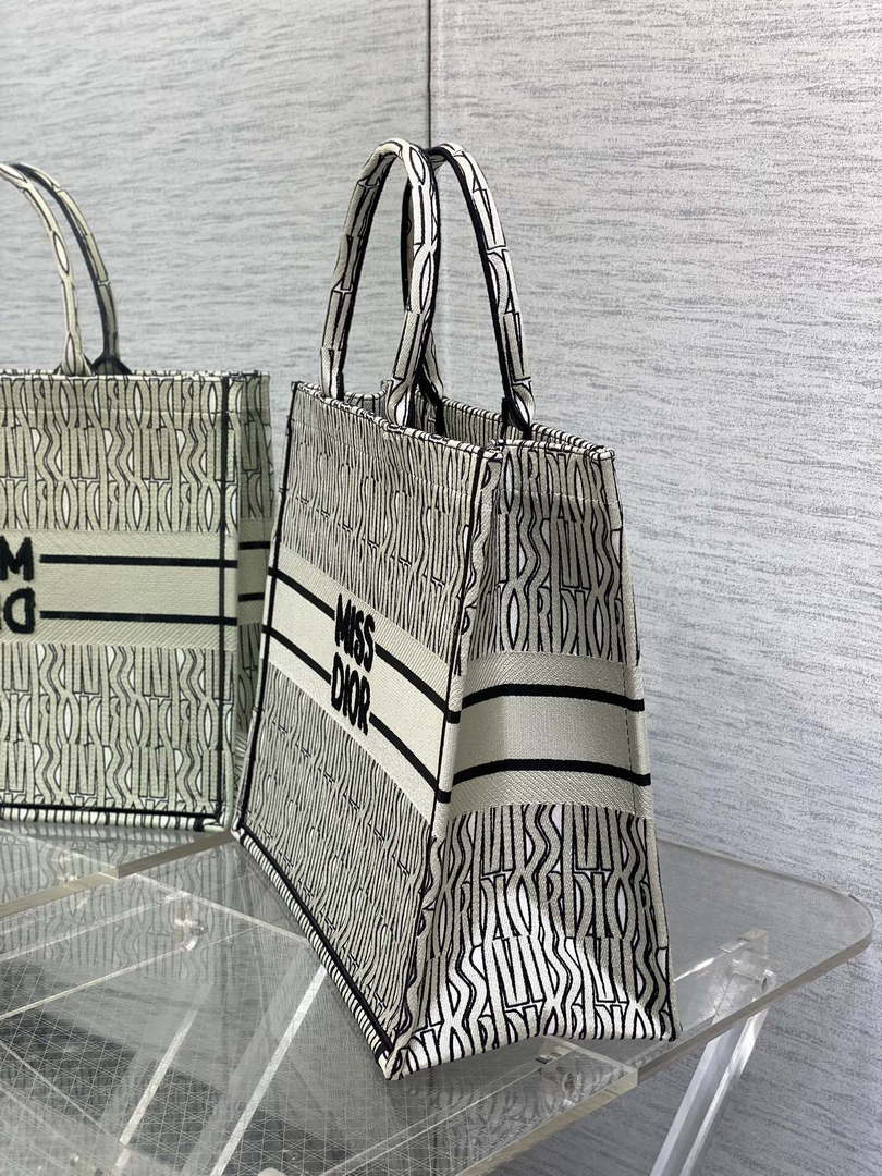 Dior M1286 Large Book Tote White and Black Miss Dior Alloverr M1120
