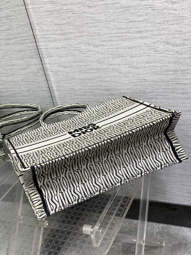 Dior M1286 Large Book Tote White and Black Miss Dior Alloverr M1120