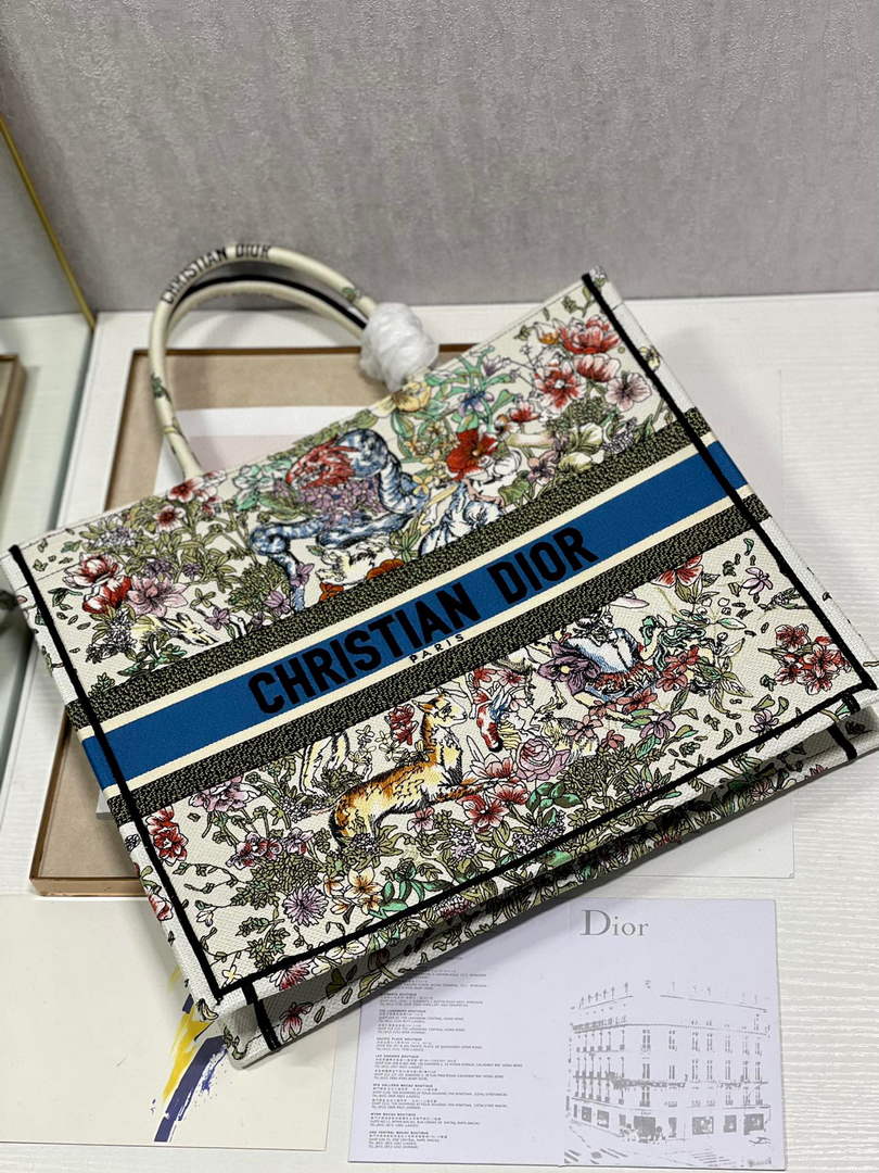 Dior M1286 Large Book Tote Latte D-Constellation Embroidery