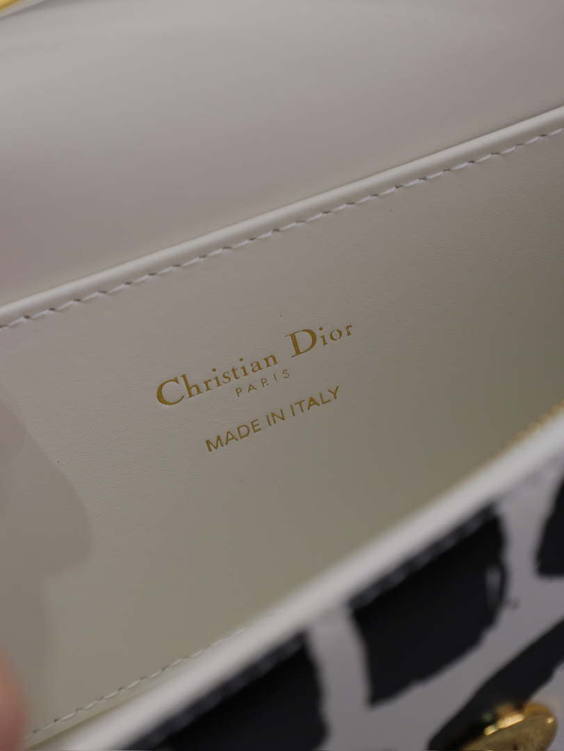 Dior M2610UZCJ_M911 Miss Dior Flap Bag White and Black Miss Dior Graffiti Printed