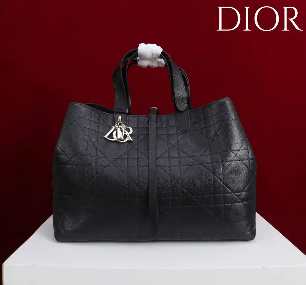 Dior M2820 Large Dior Toujours Bag Black Flat Macrocannage Calfskin