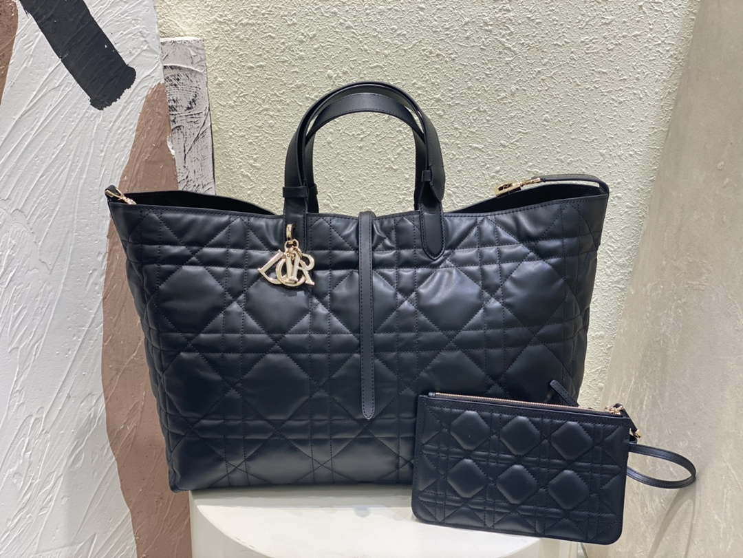 Dior M2820 Large Dior Toujours Bag Black Macrocannage Calfskin - Default Title - View 1