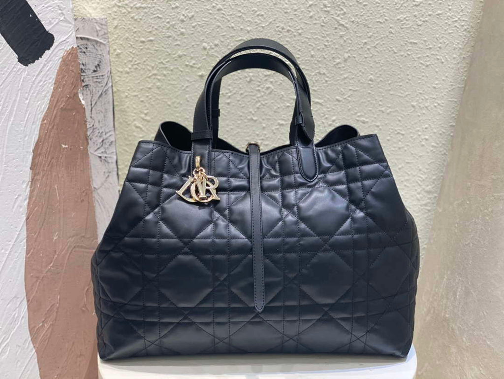 Dior M2820 Large Dior Toujours Bag Black Macrocannage Calfskin