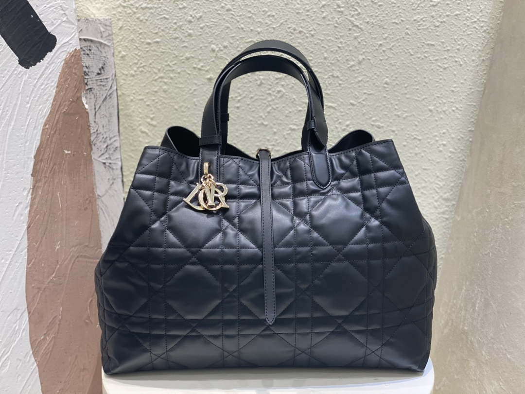 Dior M2820 Large Dior Toujours Bag Black Macrocannage Calfskin - Default Title - View 2
