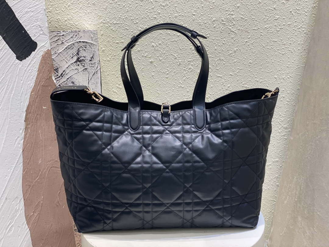 Dior M2820 Large Dior Toujours Bag Black Macrocannage Calfskin