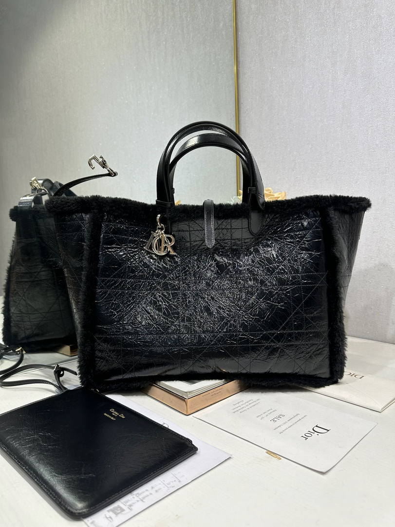 Dior M2820 Large Dior Toujours Bag Black Macrocannage Crinkled Calfskin and Merino Wool