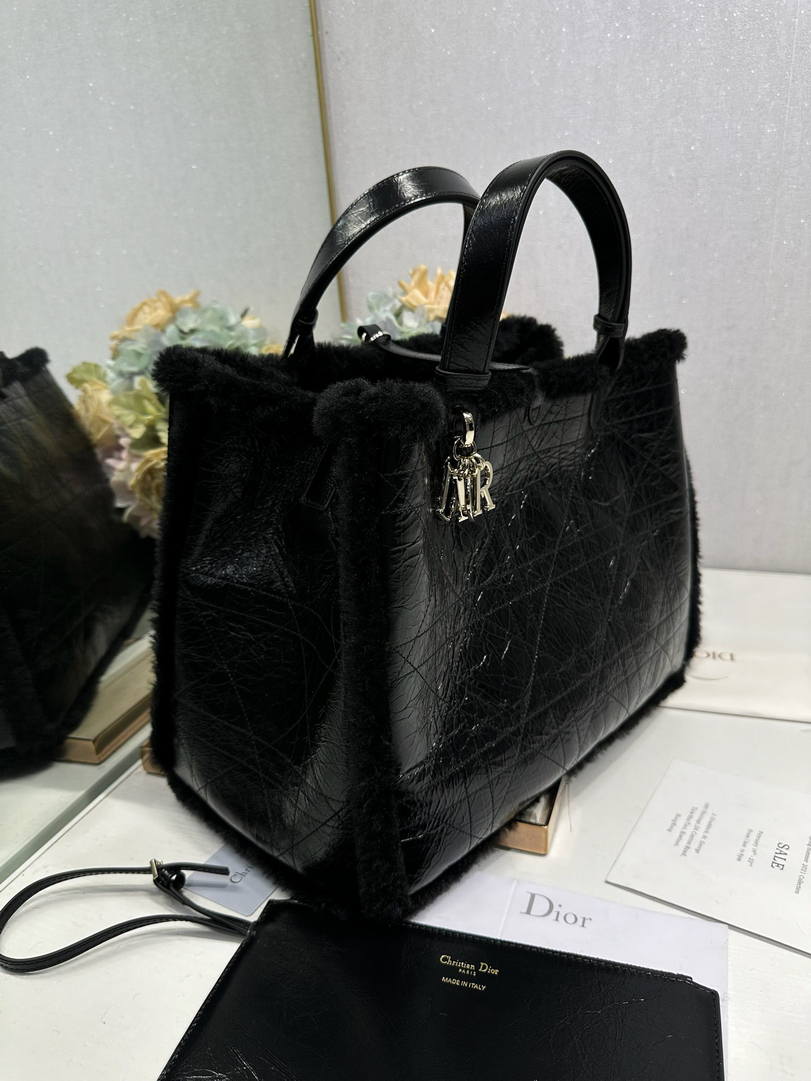 Dior M2820 Large Dior Toujours Bag Black Macrocannage Crinkled Calfskin and Merino Wool