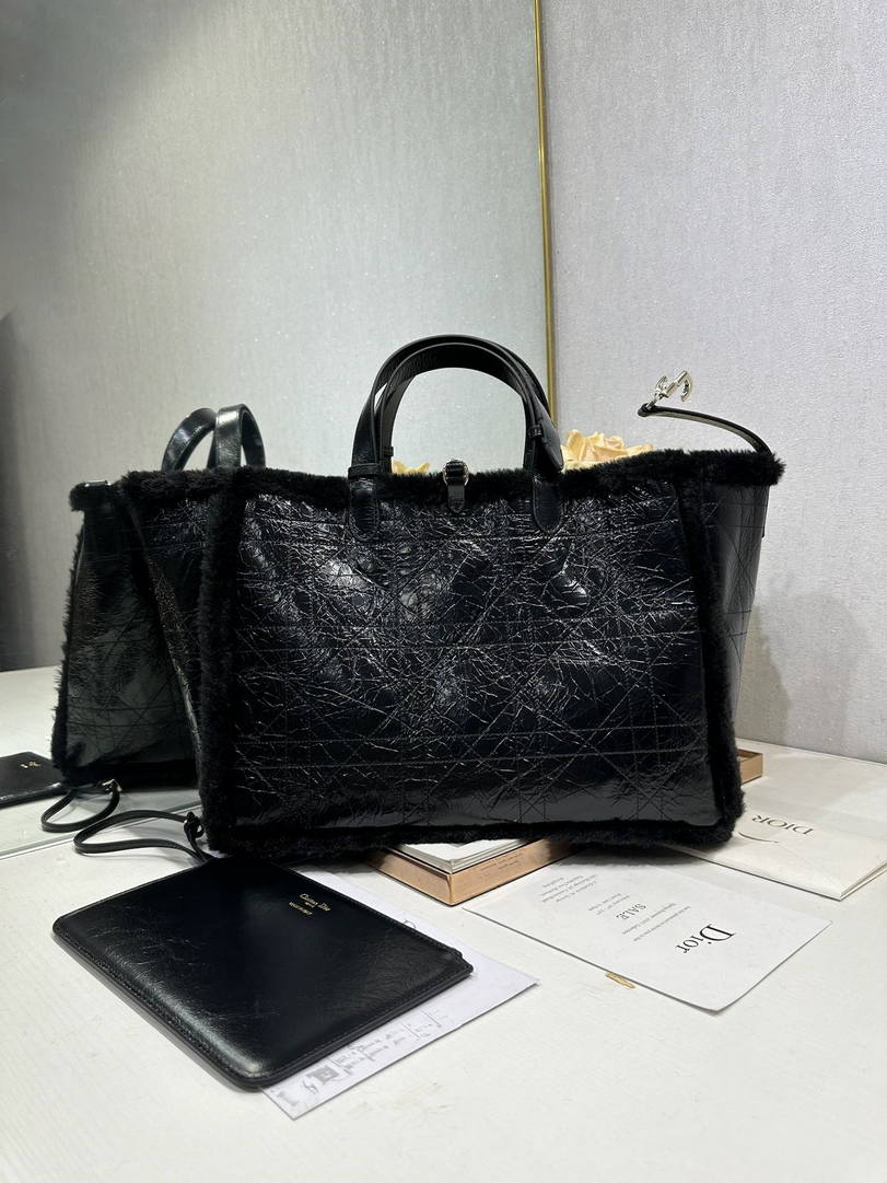 Dior M2820 Large Dior Toujours Bag Black Macrocannage Crinkled Calfskin and Merino Wool