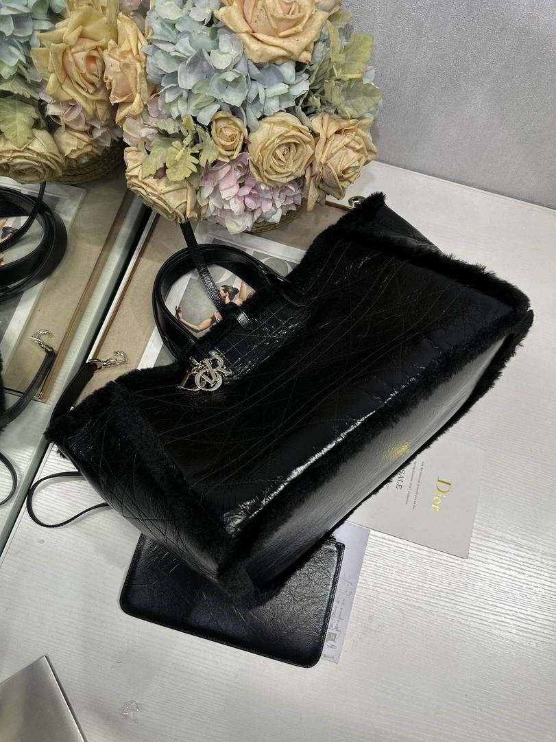 Dior M2820 Large Dior Toujours Bag Black Macrocannage Crinkled Calfskin and Merino Wool